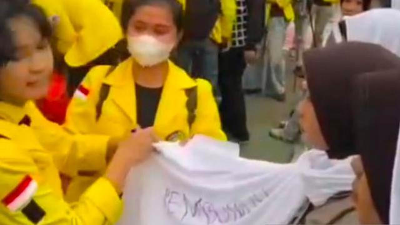 Viral Hijan Polwan Kawal Aksi di Depan Mabes Polri Dicoret Pendemo, Polda Metro Bereaksi