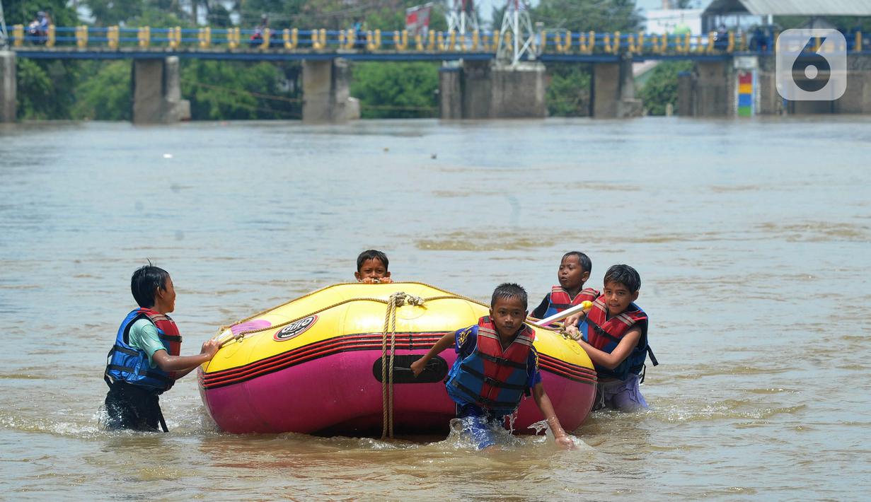 FOTO: Keceriaan Anak-Anak Saat Rafting di Bendungan Katulampa