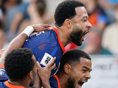 Memphis Depay melakukan selebrasi setelah mencetak gol ke gawang Lithuania dalam lanjutan kualifikasi Piala Dunia 2026 yang digelar pada Minggu (7/9/2025) malam. (AP Photo/Mindaugas Kulbis)