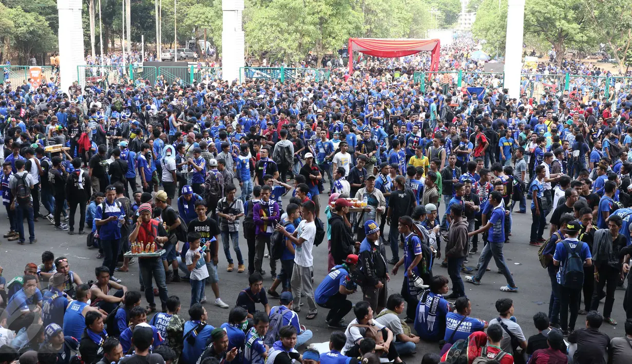 Ribuan Bobotoh membuat biru kawasan SUGBK, Jakarta, Minggu (18/10/2015). Kedatangan Bobotoh untuk mendukung Persib Bandung melawan Sriwijaya FC di Final Piala Presiden 2015 (Liputan6.com/Herman Zakharia)