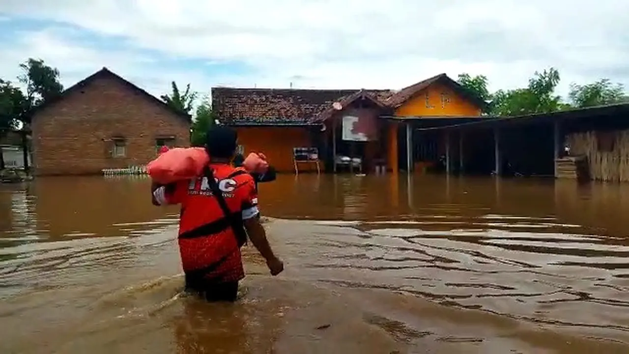Petugas TRC BPBD Banyuwangi distribusikan makanan siap saji kepada korban banjir Banyuwangi (Istimewa)