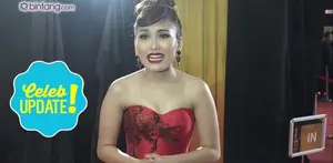 Ayu Ting Ting dan Ruben Onsu membuat video cover Pen Pineapple Apple Pen (PPAP) di ruang satpam.