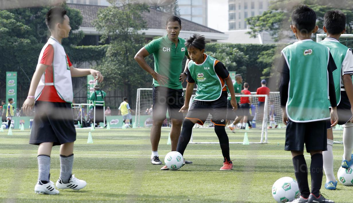 Mantan pemain Timnas Indonesia, Charis Yulianto, memberikan pelatihan kepada pesepak bola cilik di Lapangan Simprug, Sabtu (16/12/2017). Legenda sepak bola Indonesia ikut berpartisipasi pada MILO Football Clinic Day. (Bola.com/M Iqbal Ichsan)