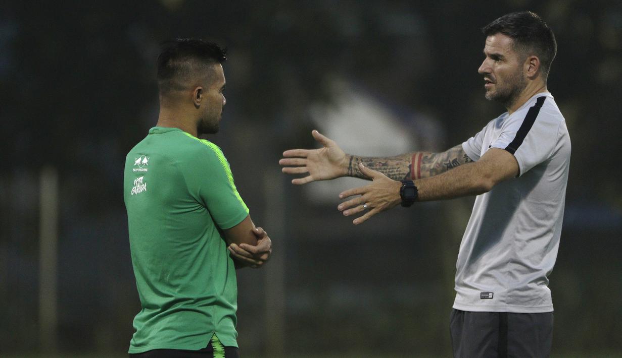 Pelatih Timnas Indonesia, Simon McMenemy, berbincang dengan Andritany Ardhiyasa saat latihan di Lapangan ABC Senayan, Jakarta, Jumat (7/6). Latihan ini persiapan jelang laga persahabatan melawan Yordania. (Bola.com/Yoppy Renato)