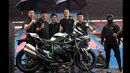 Jajaran Manajemen PT Kawasaki Motor Indonesia (KMI) memperlihatkan motor varian hyperbike Ninja H2 saat peluncurannya di Sirkuit Sentul, Bogor, Jumat (16/1). (ANTARA FOTO/Jafkhairi)