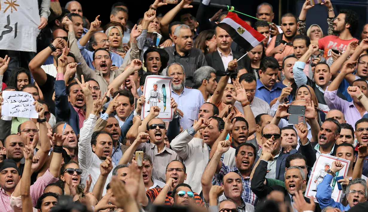 Ribuan wartawan berkumpul di Press Syndicate, Kairo, Rabu (4/5). Mereka menuntut pembebasan seluruh wartawan yang ditangkap, permohonan maaf dari Presiden Mesir dan menyerukan pemecatan Menteri Dalam Negeri Magdy Abdel Ghaffar. (REUTERS/Staff)