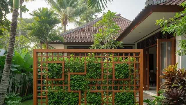 Pagar Grid Kayu dengan Tanaman Merambat (Living Wall)