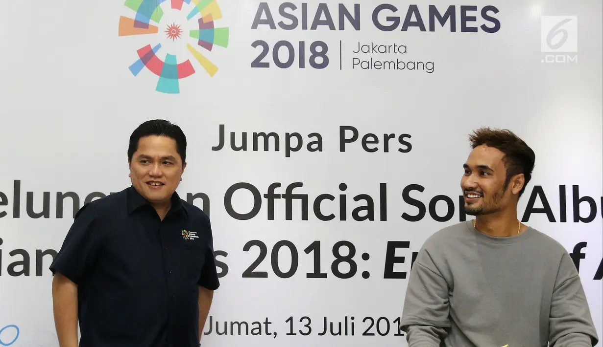 Ketua Umum Inasgoc, Erick Thohir (kiri) bersama rapper JFlow (kanan) saat peluncuran album Asian Games 2018 di Stadion Akuatik, Jakarta, Jumat (13/7). Terdapat 13 judul lagu yang terkumpul dalam album Asian Games 2018. (Liputan6.com/Herman Zakharia)