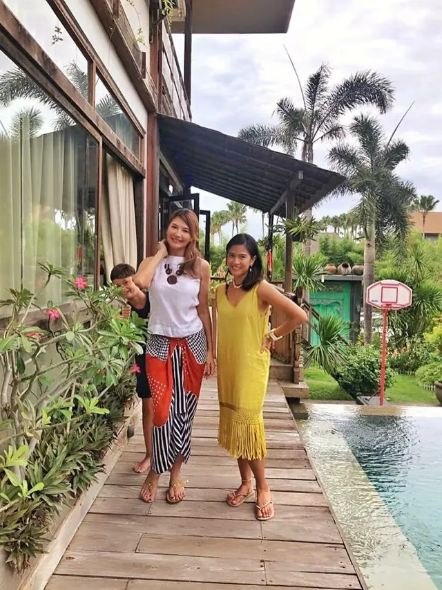 Potret Dian Sastrowardoyo dan Tamara Bleszynski Nongkrong Bareng (sumber: instagram/tamarableszynskiofficial)