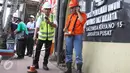 Petugas PLN mendeteksi kabel tegangan menengah bawah tanah di depan Gedung KPUD Jakarta, Senin (17/4). PLN melakukan pengamanan keandalan pasokan listrik ke beberapa titik krusial menjelang Pilkada DKI 2017 putaran kedua. (Liputan6.com/Angga Yuniar)