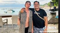 Turis Asing Bertemu Kembali Pria Bali yang Pernah Menjaganya Saat Liburan 17 Tahun Lalu.&nbsp; foto: TikTok @janulembongan