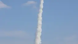 Roket "H3" generasi berikutnya Jepang, yang membawa satelit optik canggih "Daichi 3", meninggalkan landasan peluncuran di Tanegashima Space Center di Kagoshima, Jepang barat daya, Selasa (7/3/2023). Badan Antariksa Jepang (JAXA) kemudian mengeluarkan perintah penghancuran setelah menyelesaikan misi tidak dapat berhasil. (Photo by JIJI Press / AFP)