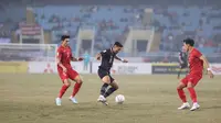 Penyerang Timnas Indonesia, Dendy Sulistyawan mendaptkan pengawalan ketat dari dua pemain belakang Timnas Vietnam pada leg kedua semifinal Piala AFF 2022, Senin (9/1/2023) malam WIB. (Dok. PSSI)