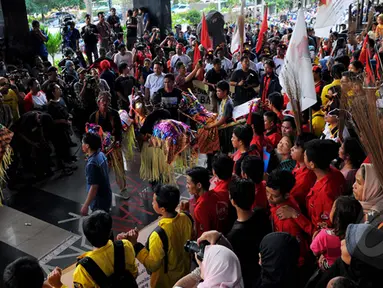 Sejumlah Pengunjuk rasa mengelar aksi damai dukung KPK di depan Gedung Komisi Pemberantas an Korupsi (KPK), Jakarta (16/2/2015). (Liputan6.com/Faisal R Syam)