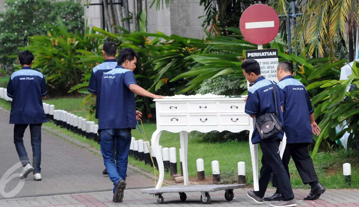 Petugas penyelenggara pernikahan anak kedua ketua DPR RI, Dwina Michaella saat melakukan persiapan di Gereja Katedral, Jakarta Pusat, Jumat (27/11). (Liputan6.com/Helmi Afandi)