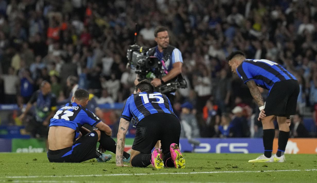 Reaksi kecewa para pemain Inter Milan setelah dikalahkan Manchester City pada laga final Liga Champions 2022/2023 di Ataturk Olympic Stadium, Istanbul (10/6/2023). (AP Photo/Antonio Calanni)
