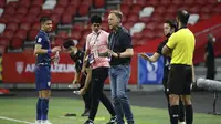 Pelatih Thailand Gunakan Kemeja Hitam Terus Selama di Piala AFF 2020, Enggak Punya Baju Lagi Apa Ya?