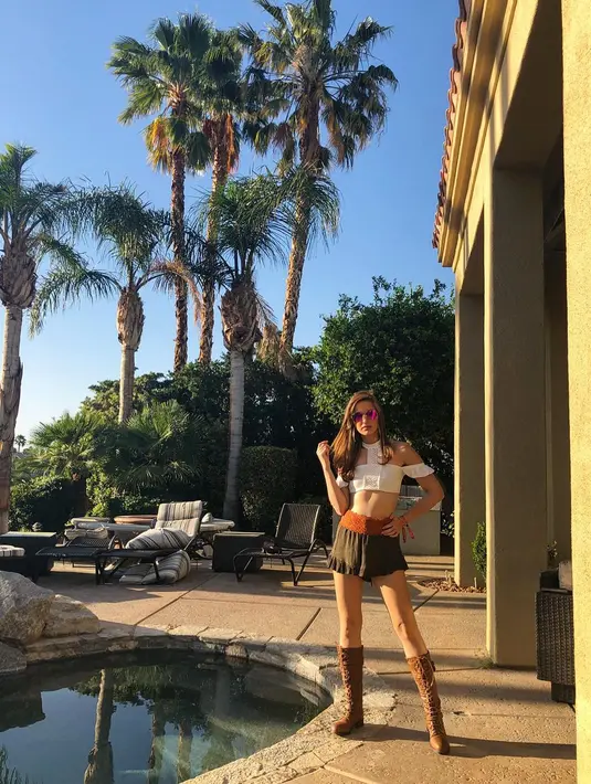 Kehadiran Nia di Coachella 2018 ini sepertinya kesempatan pertamanya. Dan penampilan Nia pun begitu seksi. Seperti yang satu ini, ia memakai rok mini dengan atasan putih yang memperlihatkan bagian perutnya. (Instagram/ramadhaniabakrie)