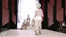Model berpose mengenakan rancangan Denny Wirawan dalam acara Senayan City Fashion Nation ke-11, Jakarta, Jumat (7/4). (Liputan6.com/Herman Zakharia)
