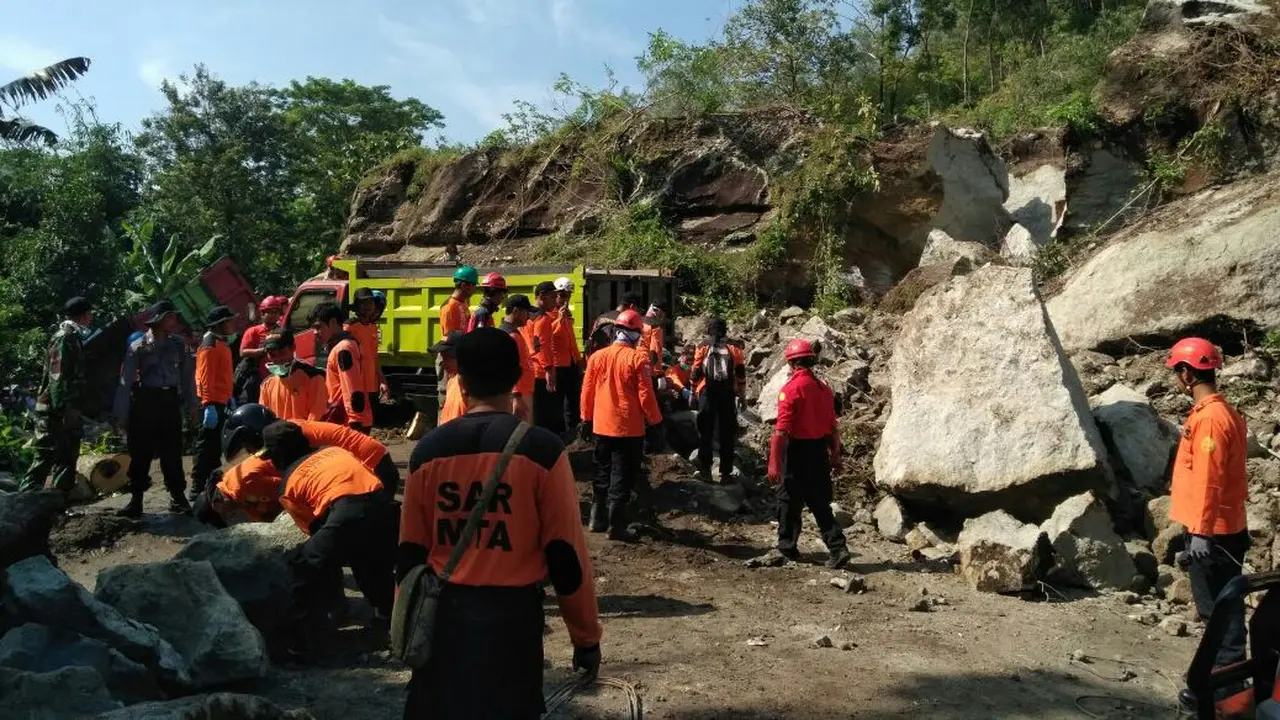 Bukit Batu Gunungkidul Rawan Longsor, Kenapa Ada Tambang Batu?