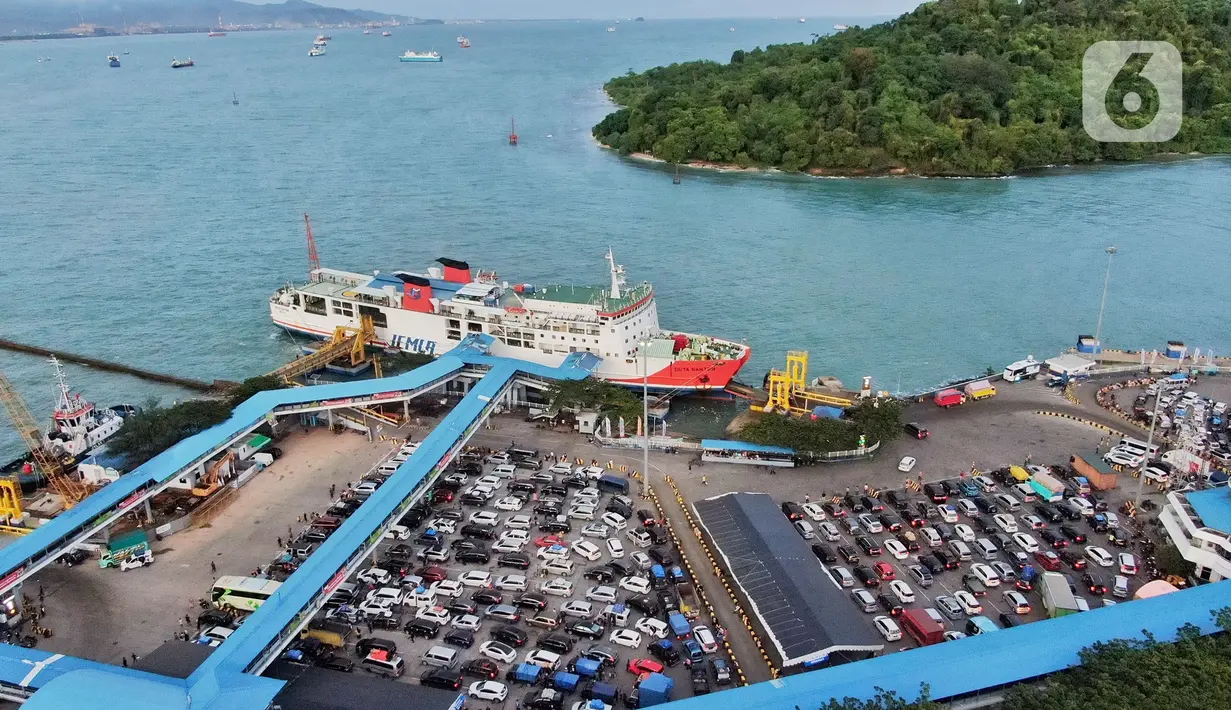 <p>Pantauan udara kendaraan pemudik memadati Pelabuhan Merak, Banten, Jumat (29/4/2022). Para pemudik dari Pulau Jawa yang hendak menyeberang melalui pelabuhan tersebut harus rela terjebak kemacetan berjam-jam hingga bisa sampai masuk ke kapal. (Liputan6.com/Angga Yuniar)</p>