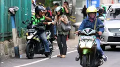 Penumpang membayar ongkos kepada pengemudi ojek online di Jakarta, Selasa (10/3/2020). Kementerian Perhubungan (Kemenhub) melalui Direktorat Jenderal Perhubungan Darat resmi menaikkan tarif batas atas dan tarif batas bawah ojek online. (Liputan6.com/Angga Yuniar)