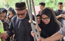Pecah Tangis Ussy Sulistiawaty saat Pemakaman Sang Ibu, Tak Kuasa Menahan Kesedihan Mendalam