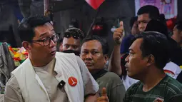 Di Pasar Kebayoran Lama, Jakarta, Ridwan Kamil melihat langsung aktivitas jual-beli dan menyapa serta berdialog dengan para pedagang maupun pembeli. (Liputan6.com/Angga Yuniar)