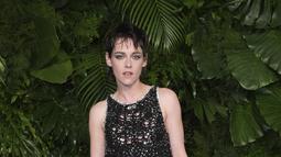Kristen Stewart berpose saat tiba di acara makan malam Pre-Oscar Awards ke-14 di Beverly Hills Hotel di Beverly Hills, California pada Sabtu, 11 Maret 2023. Kristen Stewart 32 tahun memotong sosok yang sangat keren sambil memodelkan co-ord crochet hitam yang tertekan dengan payet perak yang ditenun. Atasan tanpa lengan memiliki pita perak kecil di kerahnya dan celana pendek bintang Twilight memiliki potongan yang sporty. Dia berparade keliling venue dengan sepatu bot tempur hitam yang dikenakan dengan kaus kaki putih. (Photo by Jordan Strauss/Invision/AP)