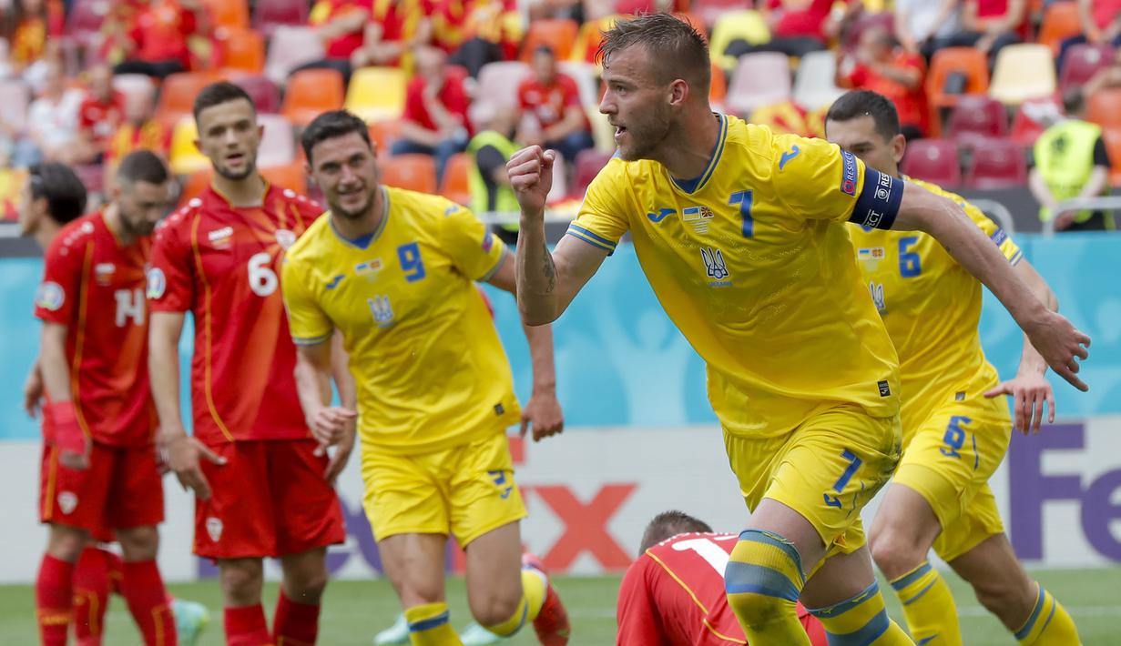 Andriy Yarmolenko. Pemain sayap Ukraina berusia 31 tahun ini telah mencetak 2 gol dalam dua laga di fase grup. Meski bermain di Liga Inggris bersama West Ham United, dirinya bukanlah pilihan utama di klub. Dalam 15 laga musim lalu, tak satu gol pun dicetaknya. (Foto: AP/Pool/Robert Ghement)