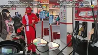 Emak-emak isi BBM Pertamax Turbo (TikTok/@kimzizs)