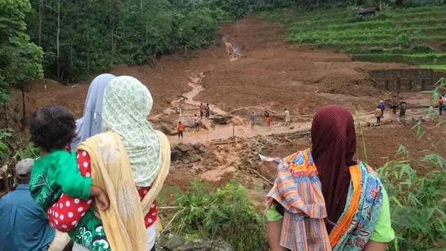 Longsor di Minggu Petang Lenyapkan Harta Benda Dalam 2 Menit