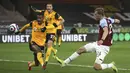 Gelandang West Ham United, Tomas Soucek (kanan) melepaskan tendangan ke gawang Wolverhampton Wanderers dalam laga lanjutan Liga Inggris 2020/2021 pekan ke-30 di Molineux Stadium, Senin (5/4/2021). West Ham menang 3-2 atas Wolverhampton. (AP/Nick Potts/Pool)