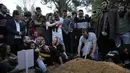 Anggota keluarga dan teman-teman Hillel Yaniv (21) dan Yagel Yaniv (19) berkabung selama pemakaman di pemakaman nasional Israel di Yerusalem, Senin, 27 Februari 2023. Kedua bersaudara Israel itu dibunuh hari Minggu di kota Hawara, Tepi Barat, oleh seorang pria bersenjata Palestina. yang melarikan diri dari tempat kejadian. (AP/Ohad Zwigenberg)