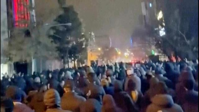 Cuplikan gambar dari video yang beredar di media sosial menunjukkan para pengunjuk rasa kembali turun ke jalan-jalan di Teheran pada Sabtu (10/1/2026), meski aparat keamanan memperketat penindakan dan akses Iran terhadap dunia luar dibatasi.