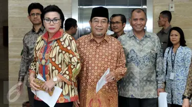 Ketua BPK Harry Azhar Azis didampingi Pimpinan KPK usai menggelar pertemuan di kantor BPK, Jakarta, Senin (20/6). Pertemuan itu membahas dugaan penyelewengan dalam pembelian lahan RS Sumber Waras yang dilakukan Pemprov DKI. (Liputan6.com/Johan Tallo)