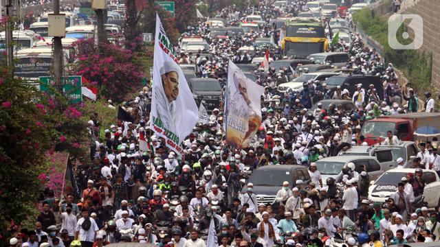 FOTO: Menuju Petamburan, Rizieq Shihab Dikawal Ratusan Massa