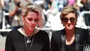 Sebagai seorang selebriti Hollywood, wajar saja jika kehidupan pribadi dan asmara terus dalam pantauan publik dan paparazi. Namun kali ini, Kristen Stewart mulai buka-bukaan dan bicara tentang asmaranya di hadapan publik. (AFP/Bintang.com) 