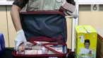 Petugas Komisi Pemberantasan Korupsi (KPK) mengeluarkan uang sitaan hasil Operasi Tangkap Tangan (OTT) di lingkungan Provinsi Kalimantan Selatan di gedung Merah Putih, Jakarta, Selasa (8/10/2024). (Liputan6.com/Herman Zakharia)
