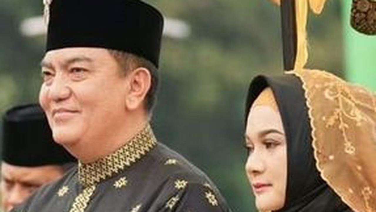 Istri Kapolda Riau Tampil Elegan saat Hadiri Acara Penyematan Gelar di Balai Adat Melayu Riau