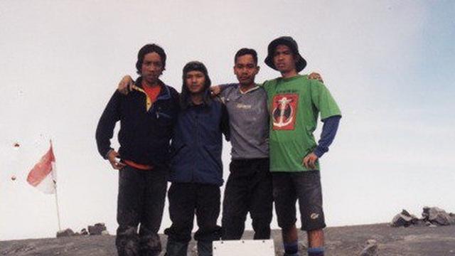 Cerita Dibalik Pemasangan Prasasti Soe Hok Gie – Idhan Lubis di Puncak Mahameru