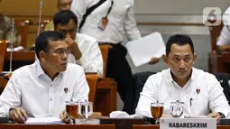 Kabareskrim Polri Komjen Pol Listyo Sigit Prabowo (kanan) saat rapat dengar pendapat (RDP) dengan Komisi III DPR di Kompleks Parlemen, Jakarta, Rabu (19/2/2020). RDP membahas penjualan kondensat jatah negara yang melibatkan Presiden Direktur PT TPPI Honggo Wendratno. (Liputan6.com/Johan Tallo)