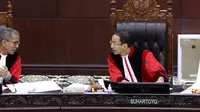 Ketua MK Suhartoyo dan Wakil Ketua MK Saldi Isra memimpin jalannya sidang di Ruang Sidang MK. Foto Humas/Ifa.