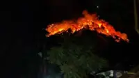 Gunung Agung kembali meletus pada Senin malam 2 Juli 2018 (foto: BNPB)