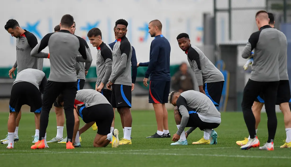 Para pemain Barcelona menghadiri sesi latihan di tempat latihan Joan Gamper di Sant Joan Despi, Selasa (11/10/2022).  Barcelona akan menjamu Inter Milan di Camp Nou pada matchday 4 Grup C Liga Champions 2022/2023, Kamis 13 Oktober 2022 dinihari WIB. (Photo by Josep LAGO / AFP)