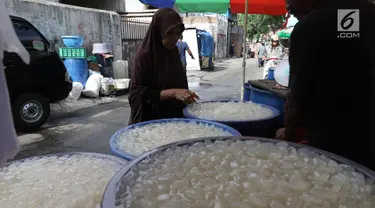 Pembeli melihat kolang kaling di Tanah Abang, Jakarta, Kamis (24/5). Kolang kaling tersebut di jual per kilo seharga Rp 13 ribu dan menjadi buah khas saat Ramadan. (Liputan6.com/Angga Yuniar)