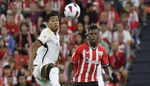 Pemain Real Madrid, Jude Bellingham, berebut bola dengan pemain Athletic Bilbao, Nico Williams, pada laga pekan ke-1 La Liga 2023/2024 di Stadion San Mames, Minggu (13/8/2023). Los Blancos menang dengan skor 2-0. (AP Photo/Alvaro Barrientos)