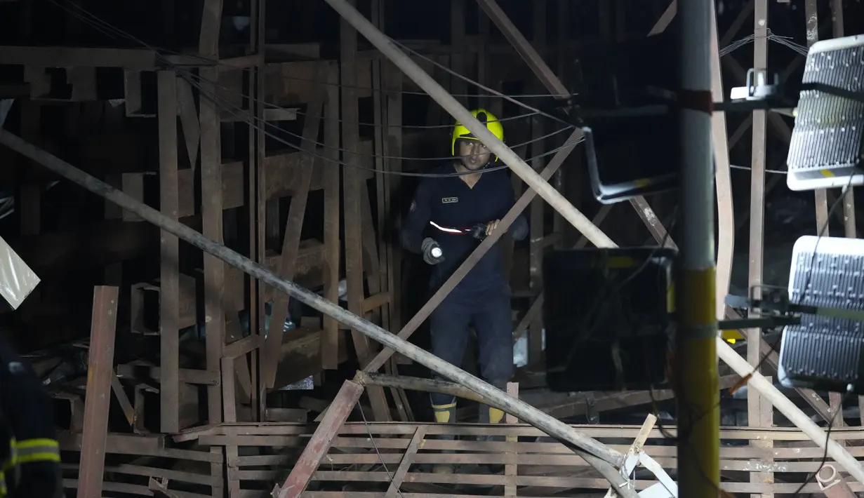 Hujan yang disertai angin kencang menyebabkan papan reklame setinggi 30 meter (100 kaki) itu menimpa sebuah pom bensin di pinggiran kota Ghatkopar pada Senin malam. (AP Photo/Rafiq Maqbool)