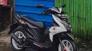 Honda BeAT bertema Jepang dengan paduan warna body depan putih dan belakang hitam yang diberikan imbuhan stiker-stiker tulisan Jepang. Terlihat cukup eye catching di jalan. (Source: Instagram/@beatblacky_07)