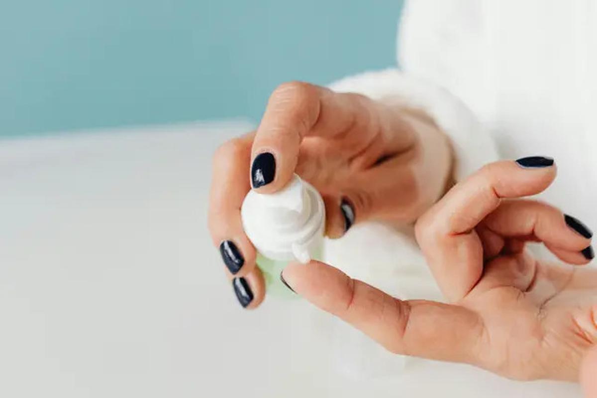Sunscreen atau Sunblock? Kenali Bedanya agar Kulit Sehat di Bawah Terik Matahari